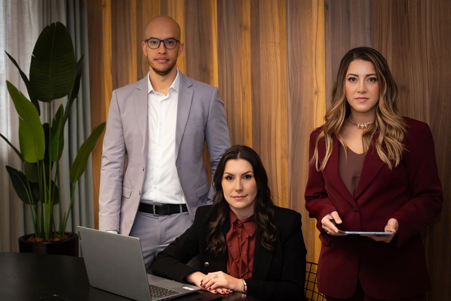 Equipe do escritório Dias, Matos e Martins reunida na sala de atendimento.